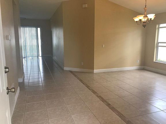 5th image of 2678 Chatham Cir