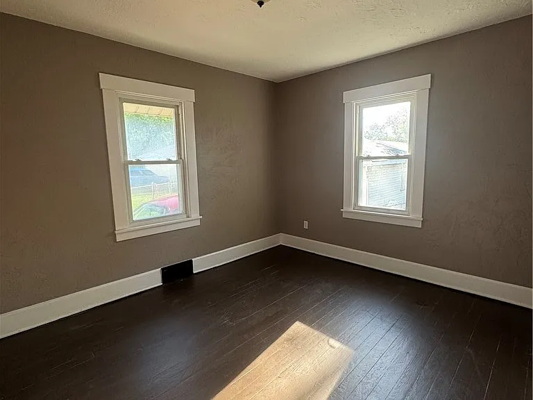 105 Manchester Ave — Photo 6