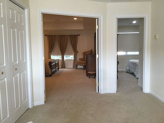 4th image of 32 Meadow Pond Cir