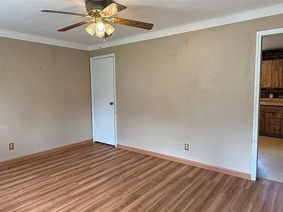 5th image of 246 Oakborough Dr