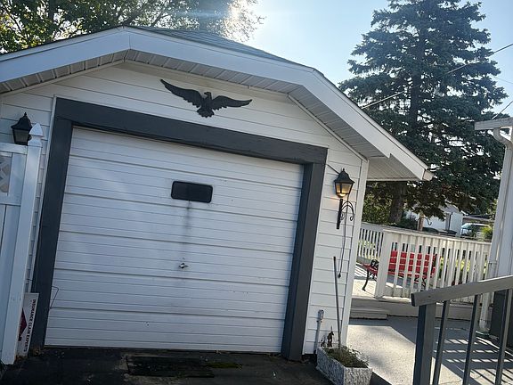 3rd image of 1300 S Pershing Dr