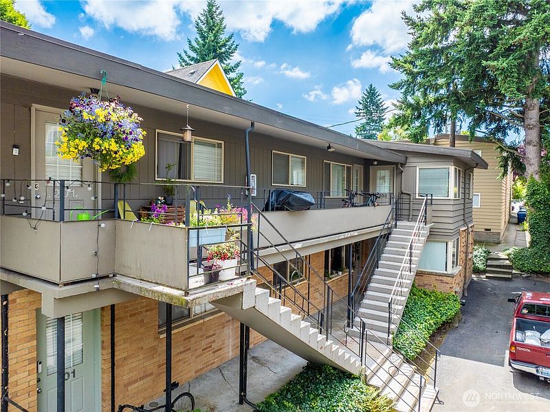 3rd image of 6515 5th Avenue NE