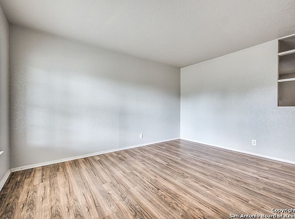 4th image of 506 Carol Crest St