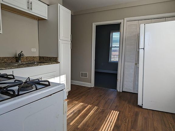 3rd image of 4001 W Palmer Ave APT 2