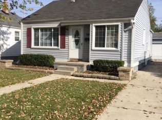 19367 Roscommon St, Harper Woods, MI 48225