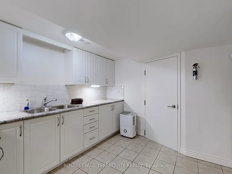 246 Elizabeth St — Photo 4