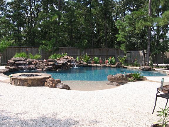 gigantic pool with plenty of yard to spare and evne a deep end!