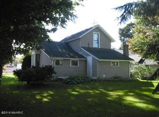 16 Park St, Quincy, MI 49082