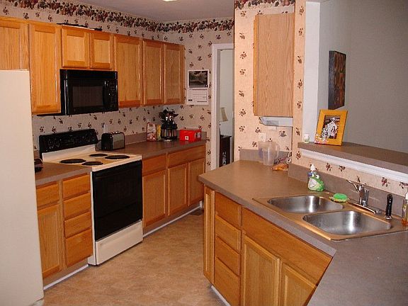Large Eat-In Kitchen