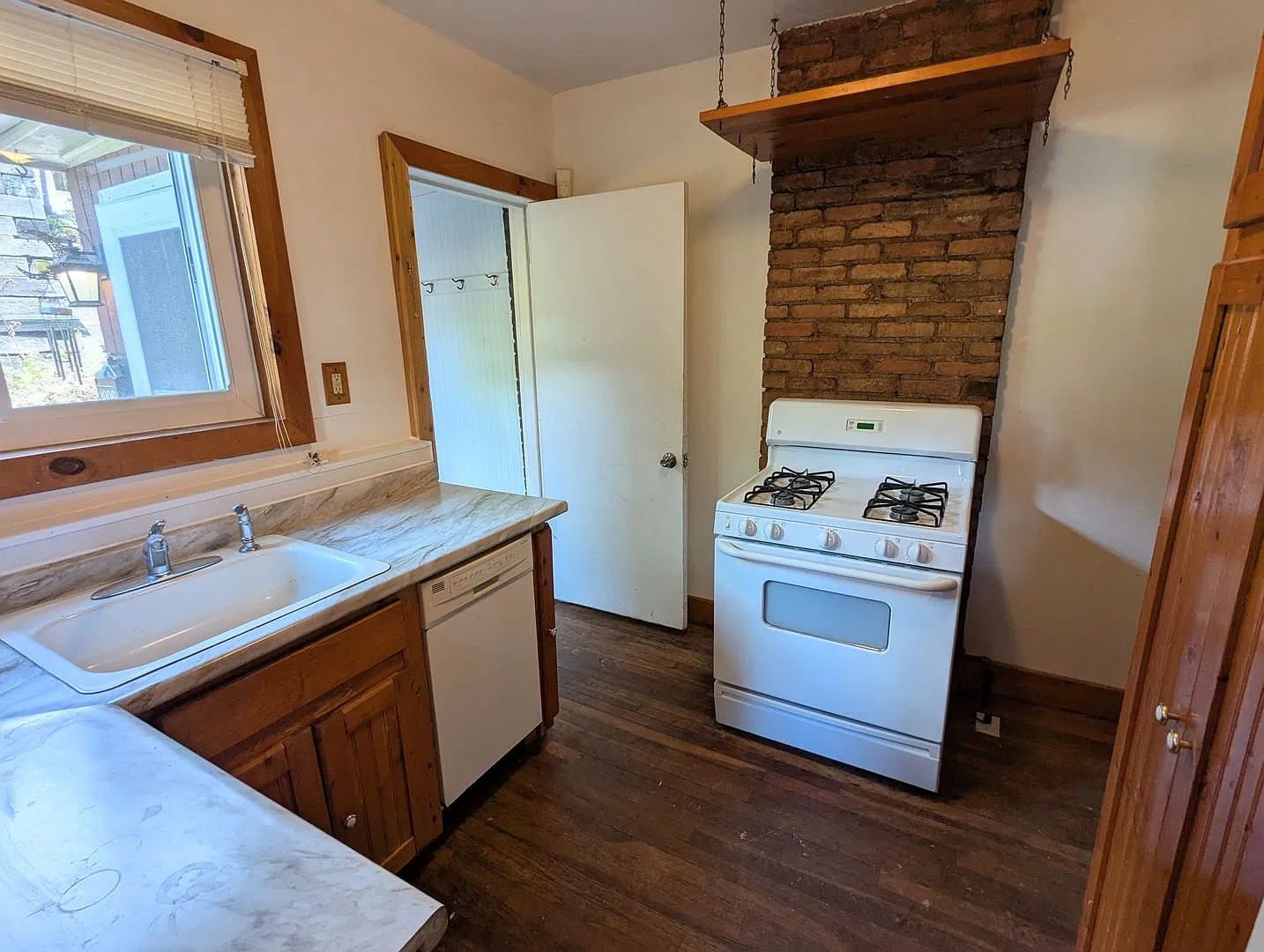 2 Bedroom 1.5 Bathroom Single Family Home with Off Street Parking! (Perry North) — Photo 2