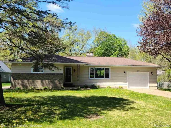409 Abingdon St, Chesaning, MI 48616
