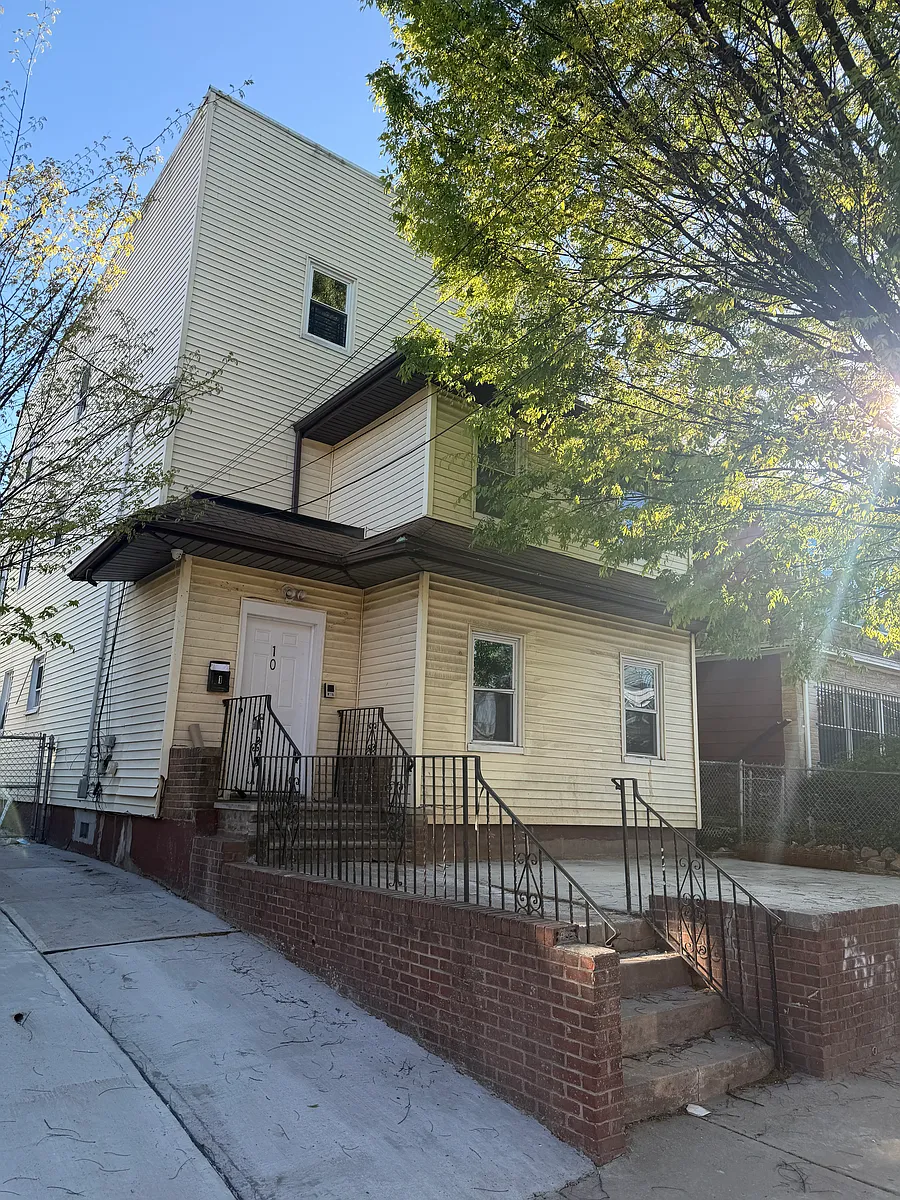 Building Photo - 10 Tillinghast St #2