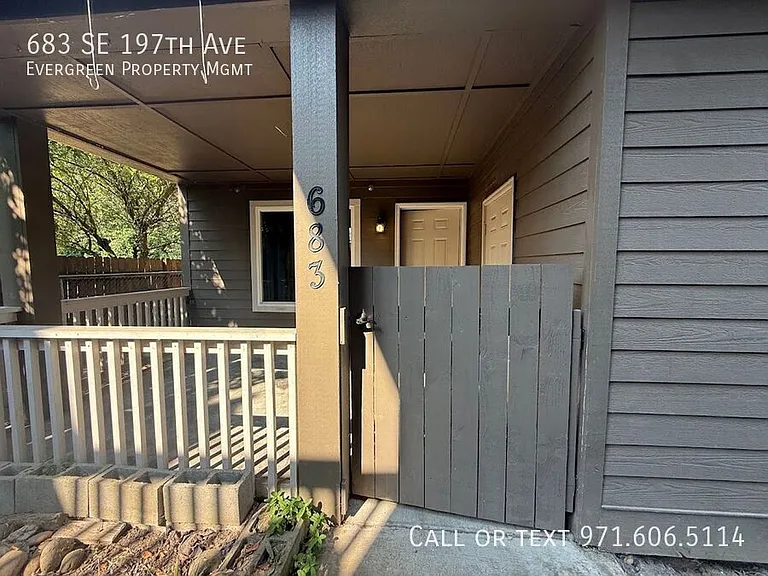 683 SE 197th Ave — Photo 4
