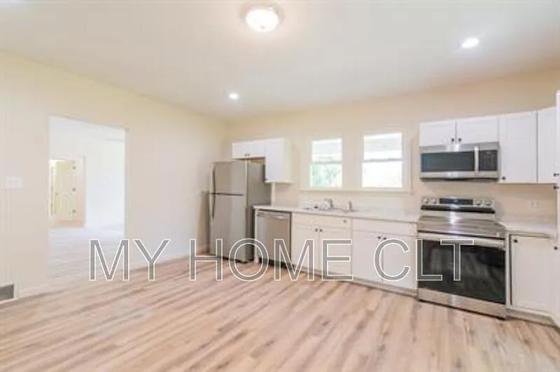 2 bed, 1.0 bath, 900 sqft, $1,300 — Photo 2
