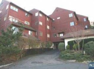 9B Cove Ln, North Bergen, NJ