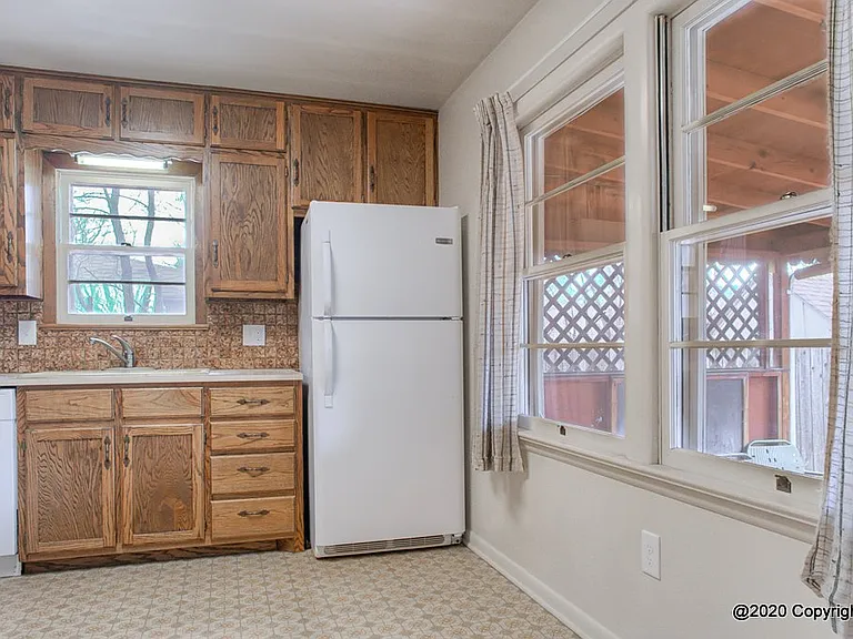 2622 Tremont St — Photo 6
