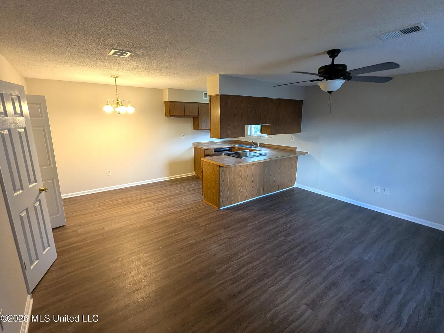 2 bed, 1.5 bath, 900 sqft, $1,095 — Photo 4