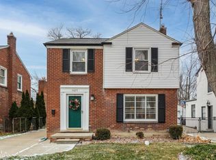 19277 Raymond St, Grosse Pointe Woods, MI 48236