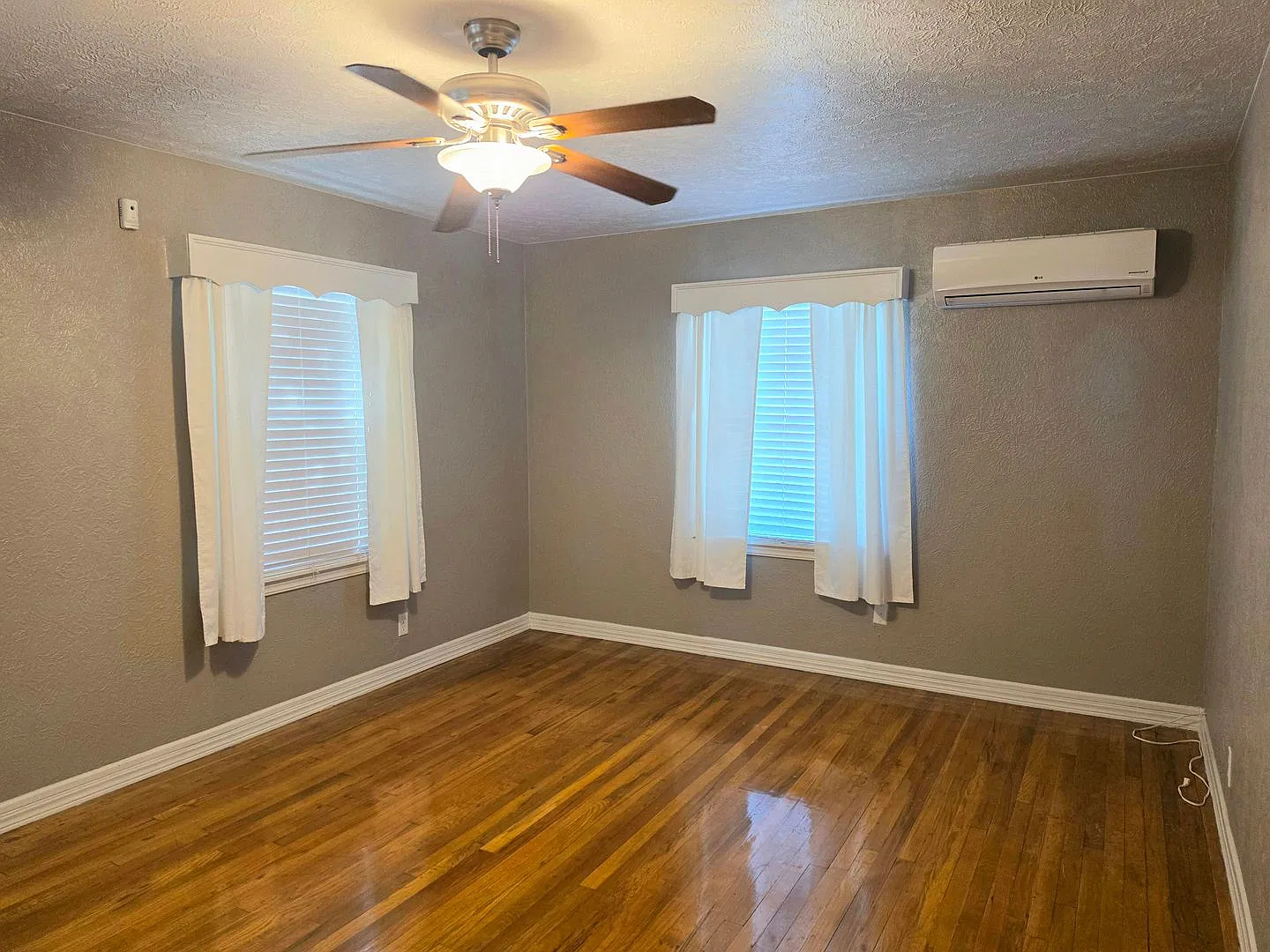 Cute 2 Bed 1 Bath — Photo 4