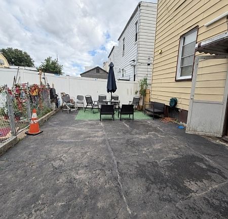 3rd image of 388 N 6Th St