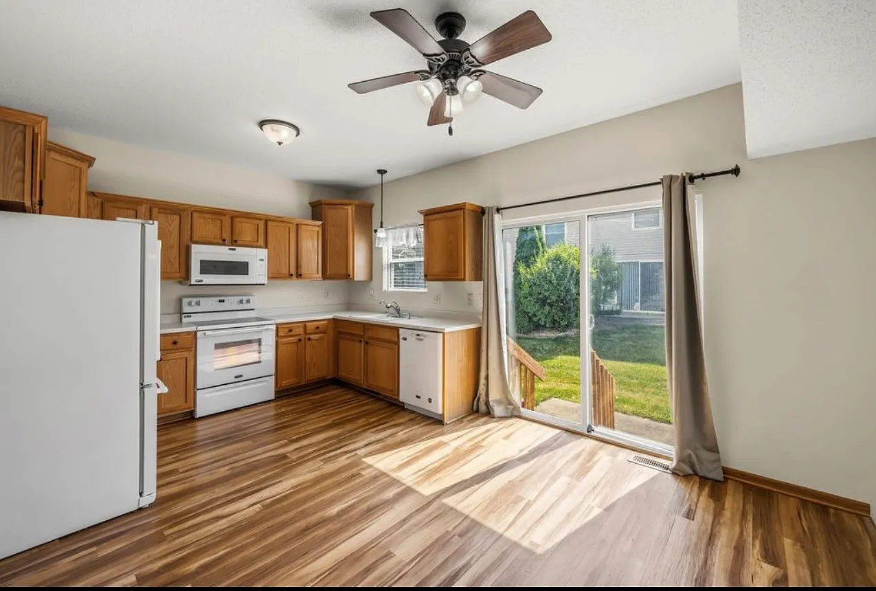 2 bed, 1.5 bath, 1368 sqft, $2,000 — Photo 4