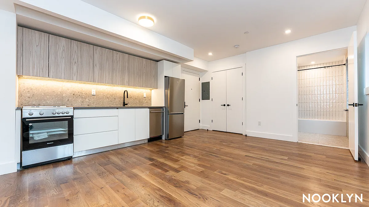 Building Photo - 128 Montrose Ave #205