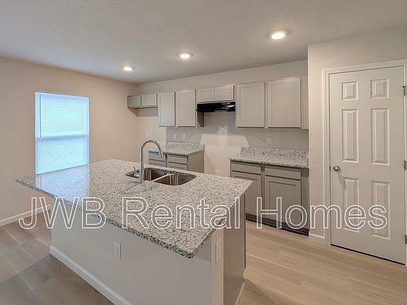 3rd image of 1667 Helena St