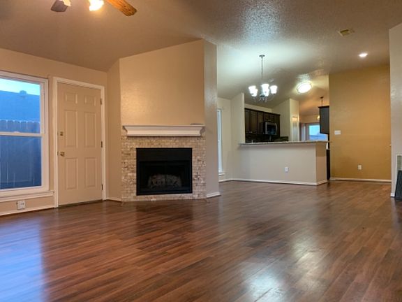 3rd image of 822 Forest Oaks Dr