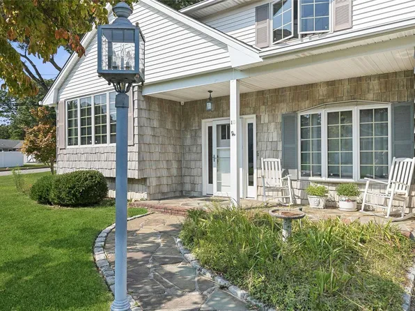 10 Lori Way, Hauppauge, NY 11788