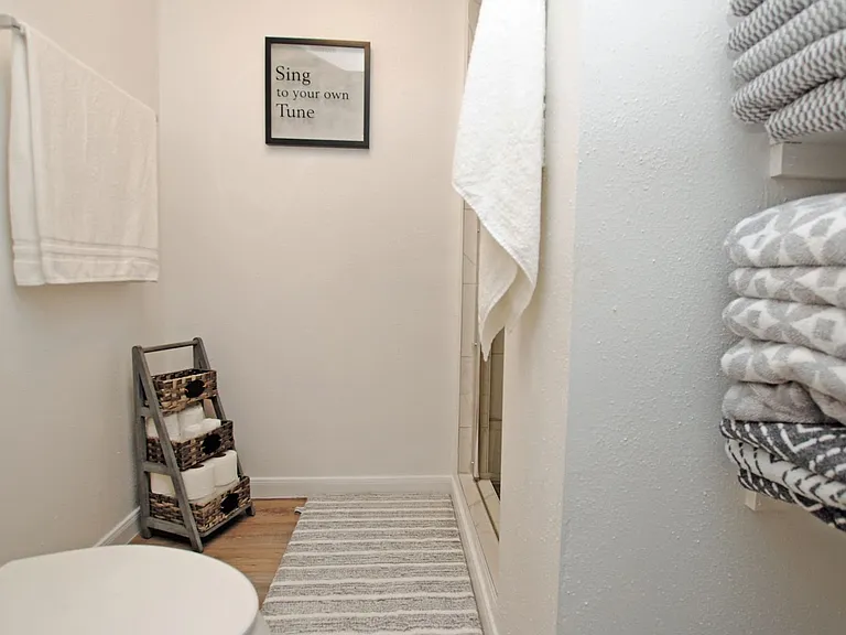719 Park Knoll Ln — Photo 21