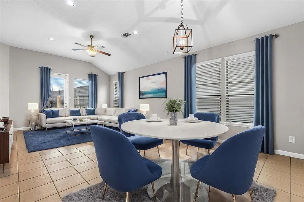 4 bed, 2.5 bath, 2780 sqft, $2,390 — Photo 3