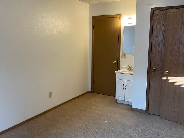 716 E Burlington St — Photo 16