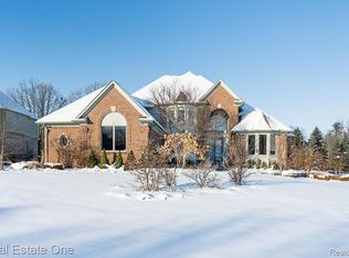 534 Parkland Hills Dr, Rochester, MI 48306
