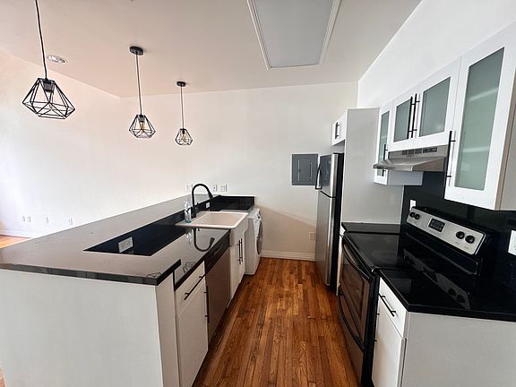 4th image of 901 S Broadway #615