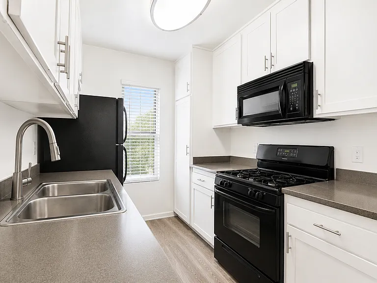 Terraces at Tarzana | 5931 Reseda Blvd — Photo 45