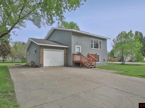 523 7th St SW, Waseca, MN 56093