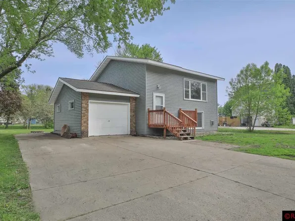 523 7th St SW, Waseca, MN 56093