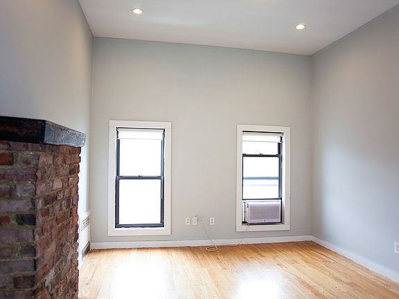 3rd image of 325 Melrose St APT 1R
