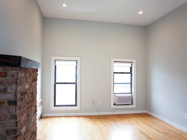 325 Melrose St #3R — Photo 10