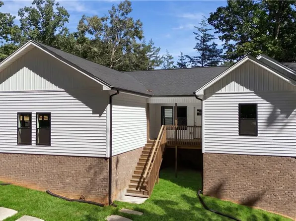 104 Oakwood Trail Rd, King, NC 27021