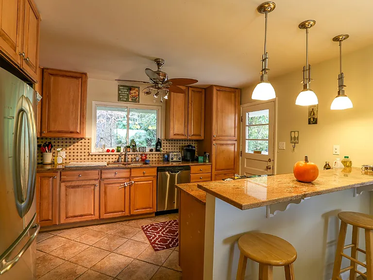 14360 Foothill Rd — Photo 5