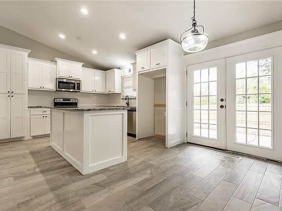 4th image of 321 Woodside Dr
