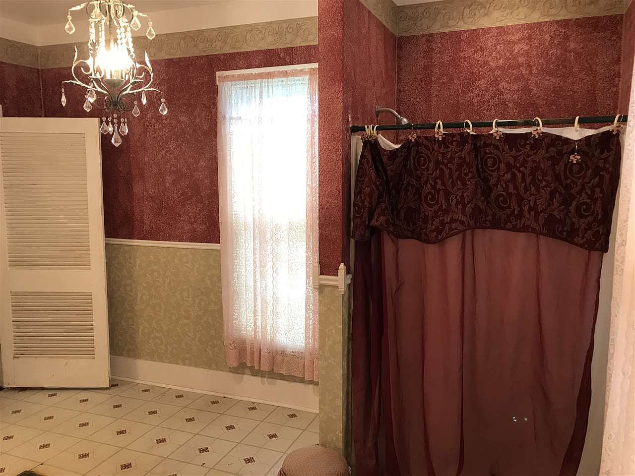 Under 150K Sunday c.1900 Queen Anne Victorian House For Sale Falls City, NE 68355. 120K