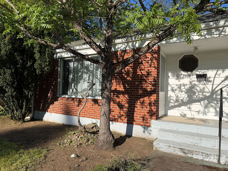 Great Location for this 1 Bedroom, 1 Bath 900 Square Foot Duplex