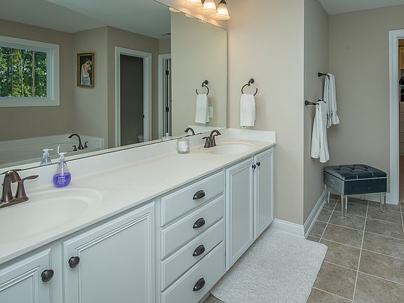 3rd image of 108 Foxborough Ln