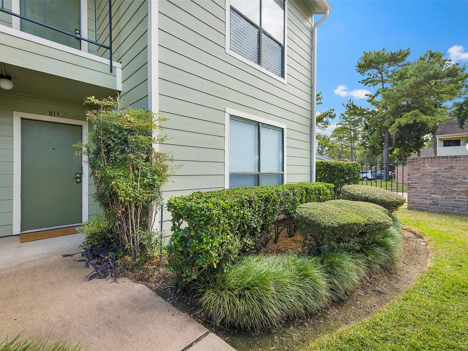 1 bed, 1.0 bath, 863 sqft, $1,200 — Photo 2