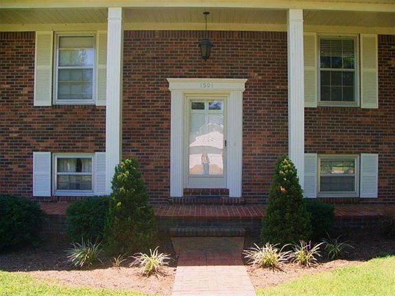 2nd image of 1501 Chaucer Dr