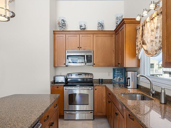 4th image of 115 E 67th Est