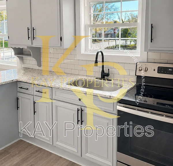1200 E Holly St — Photo 9