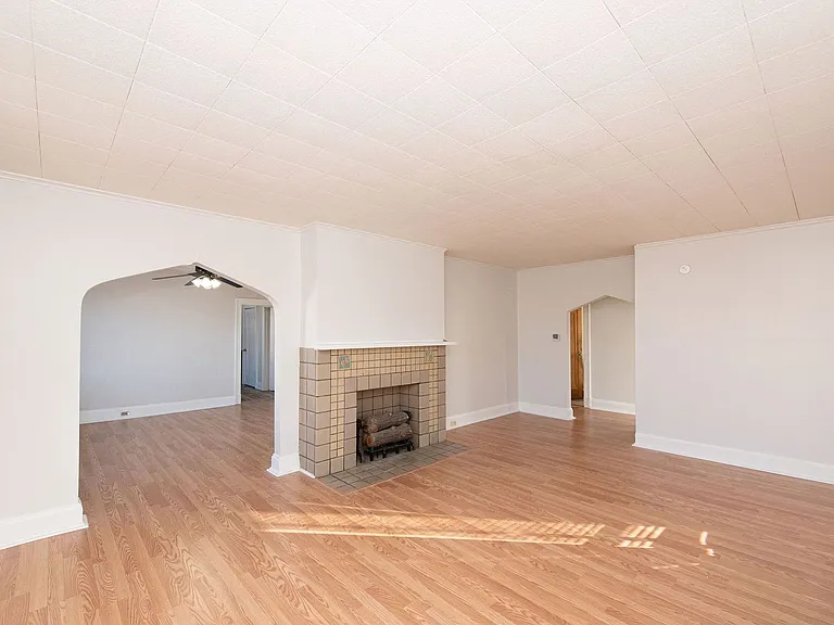 Beautifully updated Tudor style duplex. Upper unit. Large rooms. 2 balconies, private entry. Fenc... — Photo 8